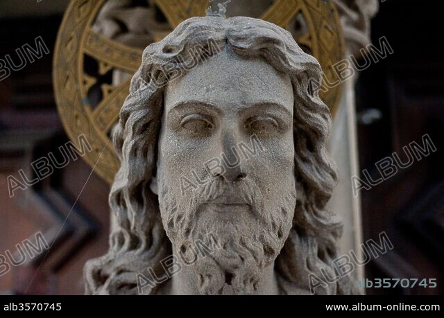 Detalle escultórico de Cristo en Majestad Siglo XIX en la fachada