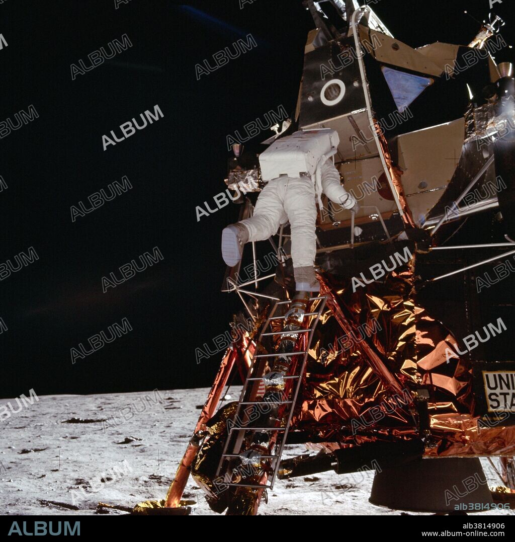 Buzz Aldrin Descends Steps Of Apollo Album Alb