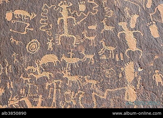 Native American petroglyphs, rock drawings, Newspaper Rock, Newspaper Rock State Historic Monument, Utah, USA, North America.