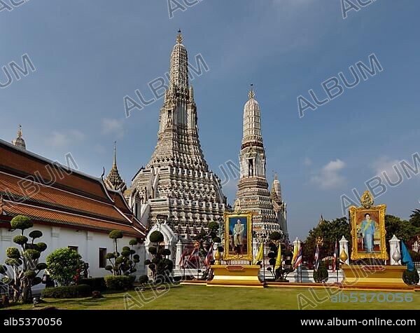 Wat Arun, Temple of Dawn, Phra Prang, Main Tower, Pictures of King Maha Vajiralongkorn and Queen Sirikit, Bangkok Yai District, Thonburi, Bangkok, Thailand, Asia.