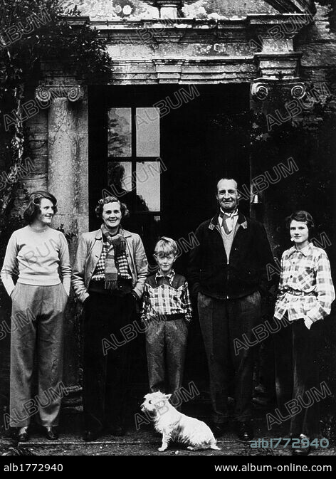 The Browning family in front of home - Album alb1772940