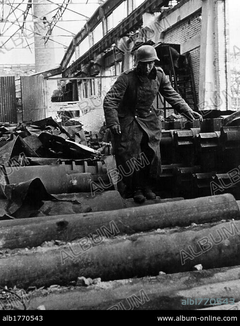 Dispatch rider among Stalingrad's ruins - Album alb1770543