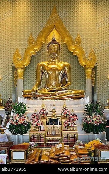 Wat Traimit Temple, altar of Golden Buddha, Phra Maha Suwan Patimakon Phuttha, Trimitr, Bangkok, Thailand, Asia.