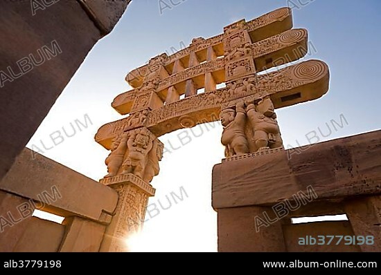 Stupas of Sanchi, UNESCO World Heritage site, built by King Ashoka, Mauryan dynasty, Sanchi, Vidisha in Madhya Pradesh, North India, India, Asia.