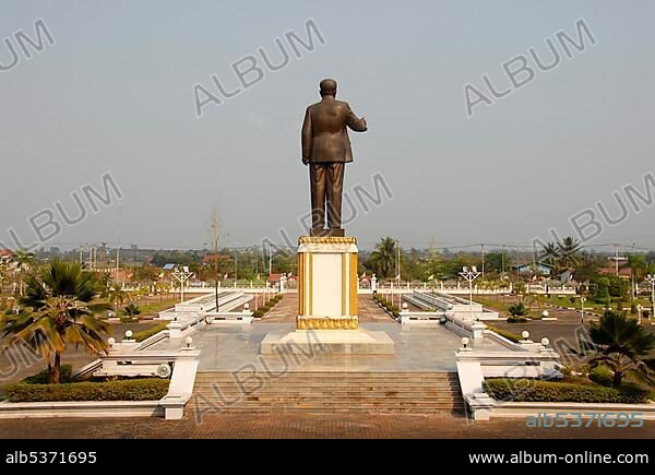 Communist statue of the leader of the revolutionary party and former president Kaysone, seen from behind, Kaysone Phomvihane Memorial Museum, Vientiane, Laos, Southeast Asia, Asia.