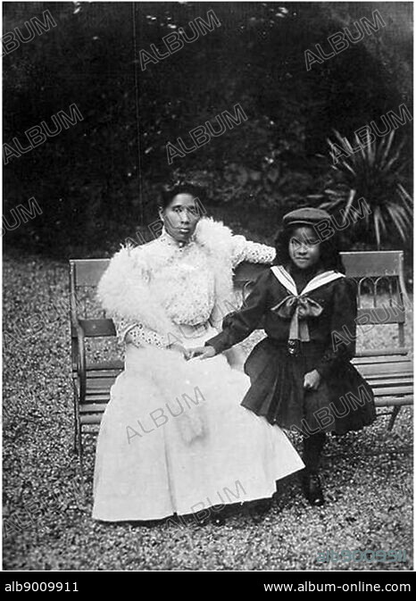 Queen Ranavalona III with grandniece Marie-Louise - Album alb9009911