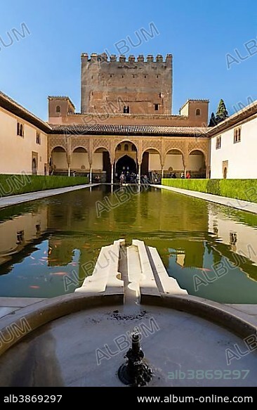 Moorish, Court of the Myrtles, Patio de los Arrayanes, Comares Tower, Comares Palace, Comares Palace, Palacios Nazaries, Nasrid palaces, Alhambra, Granada, UNESCO World Heritage Site, Andalusia, Spain, Europe.