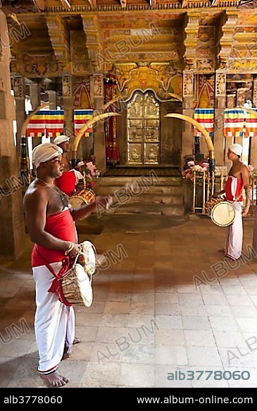 Drummers standing in front of golden gate, Buddhist shrine, Sri Dalada Maligawa, Temple of the Tooth in Kandy, Kandy, Sri Lanka, Asia.