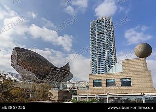 Sculpture El Peix de Or, golden fish, by Frank Gehry, promenade, Barcelona, Catalonia, Spain, Europe.