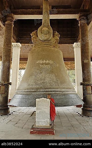 Giant Mingun Bell with buddhist monk, Burma, Myanmar, Asien, Asia.