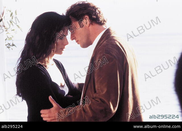 AIDAN QUINN and SANDRA BULLOCK in PRACTICAL MAGIC, 1998, directed by ...