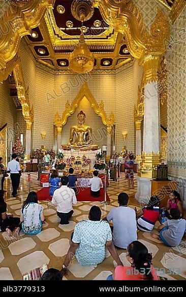 Wat Traimit, worshippers in temple of Golden Buddha, Phra Maha Suwan Patimakon Phuttha, Trimitr, Bangkok, Thailand, Asia.