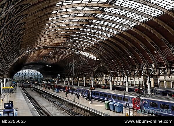 Historic main hall, railway terminus London Paddington station, London, England, United Kingdom, Europe.