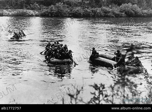 German soldiers crossing the Berezina River - Album alb1772757