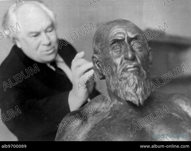 Mikhail Gerasimov, Doctor of Historical Sciences with a reconstruction ...