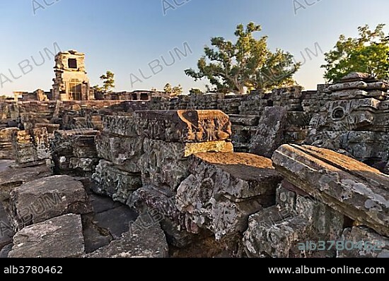 Stupas of Sanchi, UNESCO World Heritage site, built by King Ashoka, Mauryan dynasty, Sanchi, Vidisha in Madhya Pradesh, North India, India, Asia.