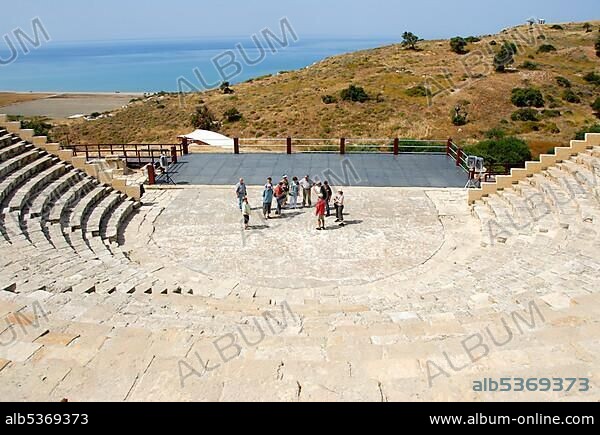 Travel group, study trip, archeology, antiquity, archeological site, Greco-Roman Theatre, Kourion, Episkopi near Limassol, Southern Cyprus, Republic of Cyprus, Mediterranean Sea, Europe.