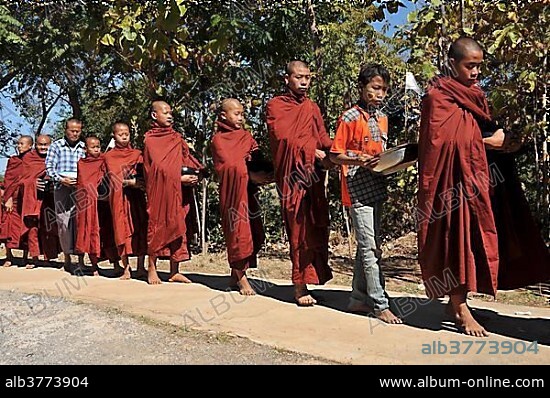 Buddhist monks collecting alms, Full Moon Festival in December, Nyaung ...