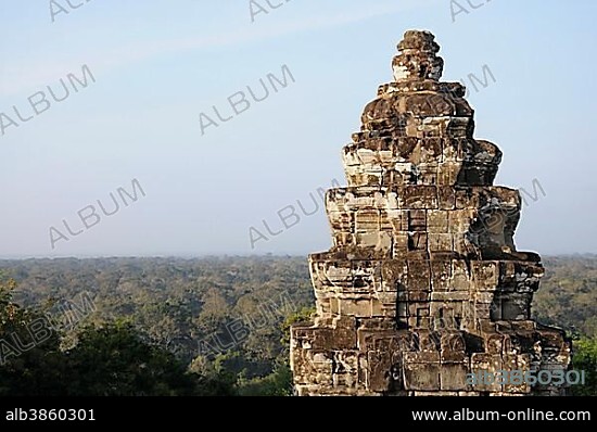 Phnom Bakheng pyramid temple, rainforest, Angkor, Siem Reap, Cambodia, Southeast Asia, Asia.