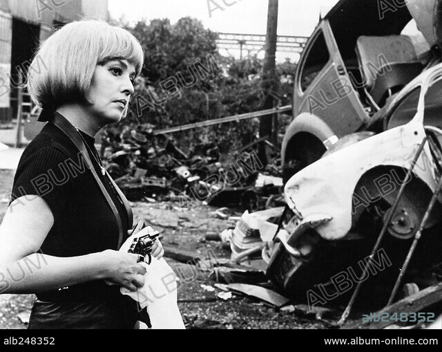 JEANNE MOREAU in THE BRIDE WORE BLACK, 1968 (LA MARIEE ETAIT EN NOIR ...