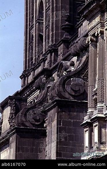 DETALLE DE LA FACHADA DE LA CATEDRAL METROPOLITANA TAMBIEN LLAMADA CATEDRAL-IGLESIA DEL SAGRARIO - FOTO AÑOS 90.