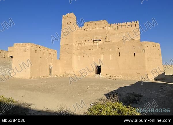 Historic adobe fortification of the Al Hamoda Sheiks, Jaalan Bani Bu Ali Fort or Castle, Sharqiya Region, Sultanate of Oman, Arabia, Middle East.