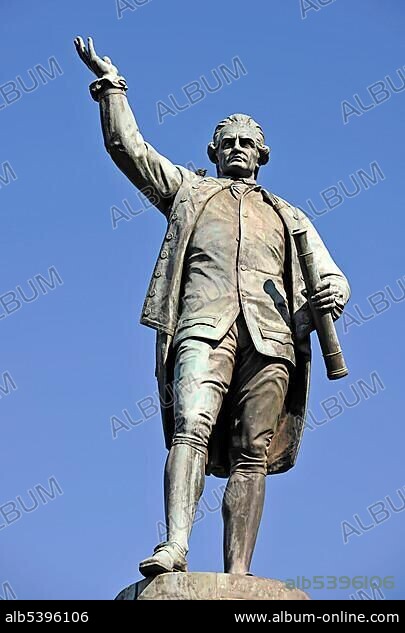 Statue of Captain James Cook, Hyde Park, Sydney, New South Wales, Australia, Oceania.