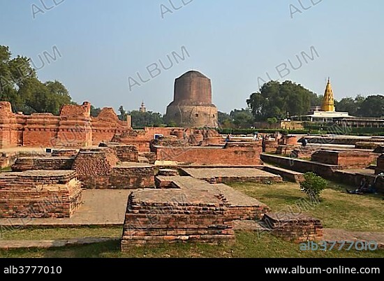 Buddhist pilgrimage destination, historical site of the Dhamekh Stupa, Deer Park of Isipatana, Sarnath, Uttar Pradesh, India, South Asia, Asia.