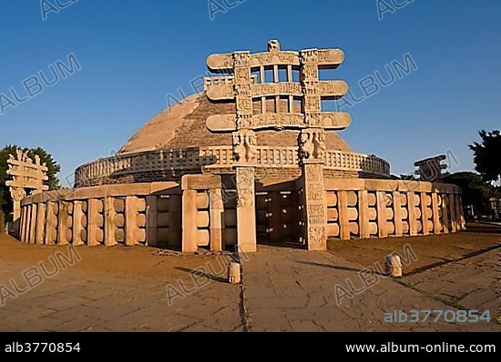 Stupas of Sanchi, UNESCO World Heritage site, built by King Ashoka, Mauryan dynasty, Sanchi, Vidisha in Madhya Pradesh, North India, India, Asia.