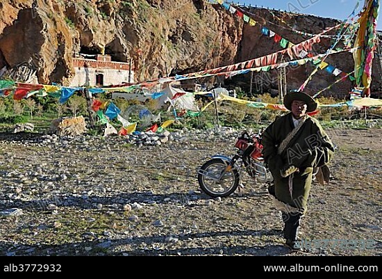 Tibetan man in traditional costume, Tashi Dor monastery, Namtso Lake, Heavenly Lake, Tibet, China, Asia.