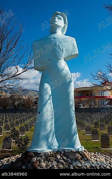 Statue, Halabja cemetery, Halabja, Iraqi Kurdistan, Iraq, Asia.