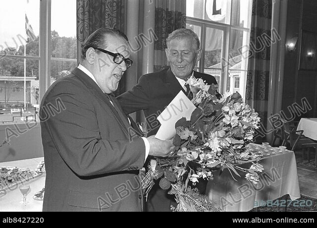 GÖTEBORG 1970-09-14.. Lasse Dahlquist uppvaktas på sin 60-årsdag - här ...