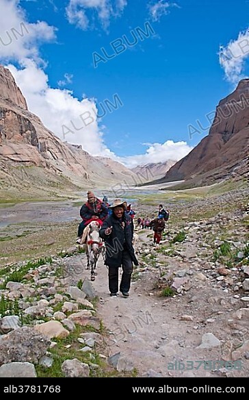 Pilgrims on the Kailash Kora pilgrimage trail, Western Tibet, Tibet, Asia.