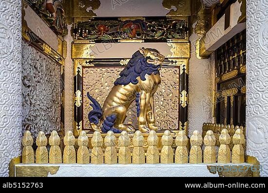 Statue of a guardian lion at Tosho-gu Shinto Shrine, Nikko, Tochigi Prefecture, Japan, Asia.