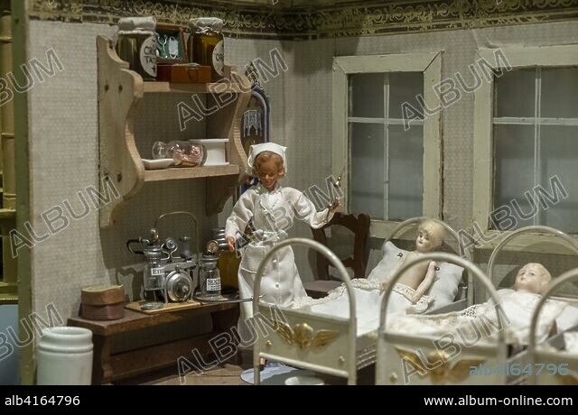 Dollhouse hospital shop