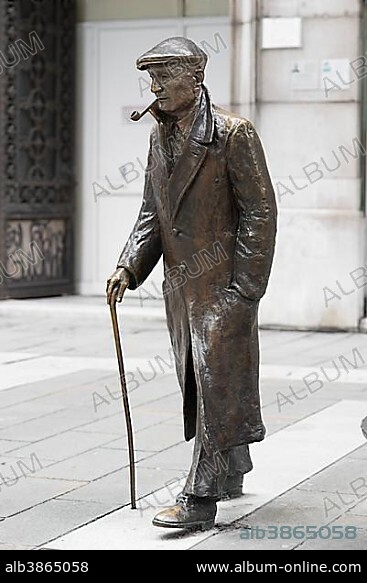 Bronze statue of writer Umberto Saba Via Dante Alighieri Trieste