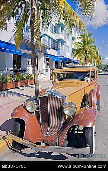 Vintage car, Art Deco buildings, Ocean Drive, Art Déco District, South Beach, Miami, Florida, USA, North America.