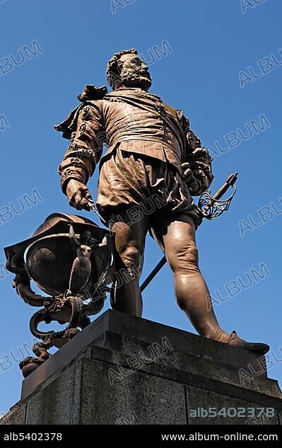 Statue of Sir Francis Drake, 1540-1596, constructed in 1883 by Joseph Edgar Boehm, town centre of Tavistock, Devon, England, United Kingdom, Europe.