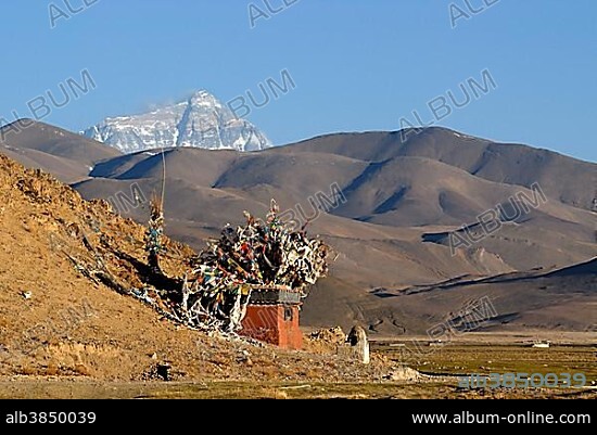 Tibetan Chorten with Prayer Flags in front of the snowy summit of Mount Everest, Sagarmatha Nepalese or Tibetan Chomolungma, 8850 m, in the plateau of Tingri, Tibet, China, Asia.