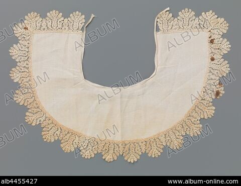 1 1/8 Ecru French Lace, scalloped edge