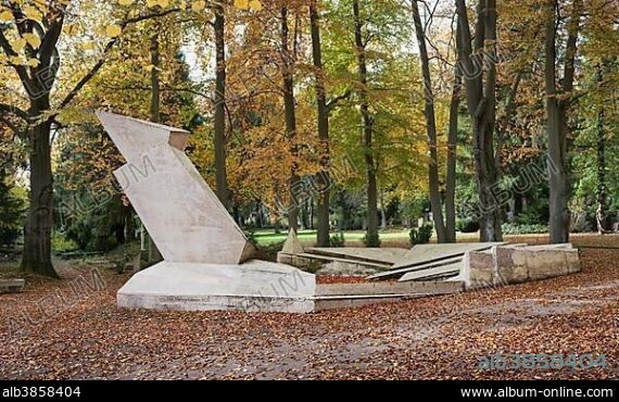 Monument to the March Dead in 1922, concrete, Walter Gropius, for the victims of the Kapp Putsch in 1920, one of the first abstract monuments in Germany, Hauptfriedhof cemetery, Weimar, Thuringia, Germany, Europe.