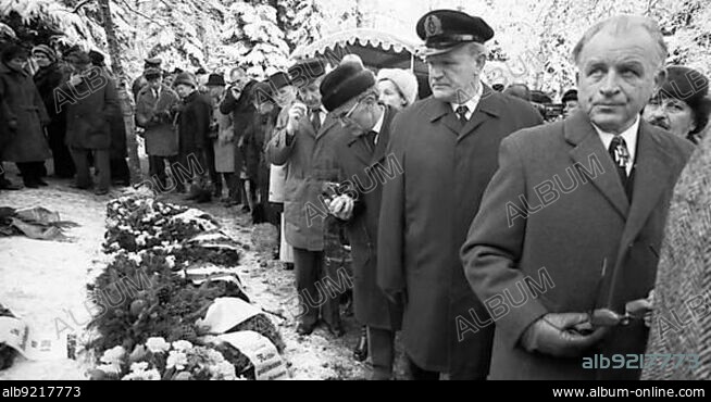 The funeral of Grand Admiral Karl Doenitz, a Hitler confidant who was convicted as a war criminal by the Nuremberg court martial, turned into a manifestation of Knight's Cross bearers, old and new Nazis. Aumuehle near Hamburg, 06.01.1981, Germany, Europe.