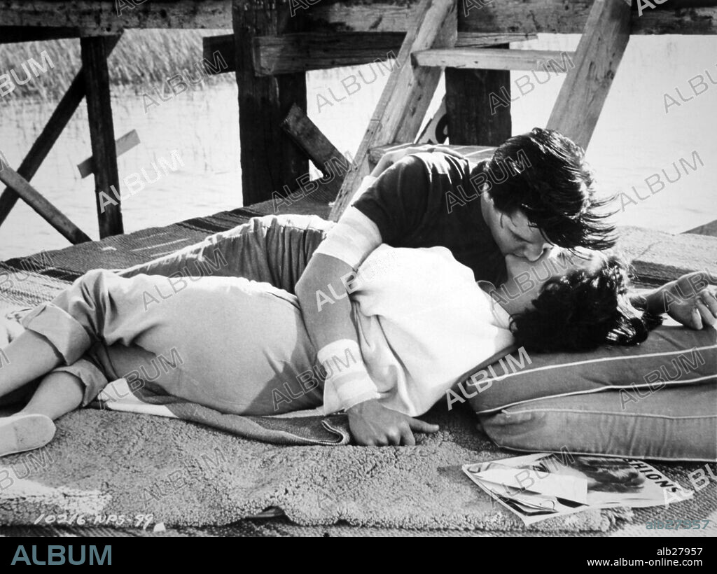 DOLORES HART and ELVIS PRESLEY in KING CREOLE, 1958, directed by MICHAEL  CURTIZ. Copyright PARAMOUNT PICTURES. - Album alb27957