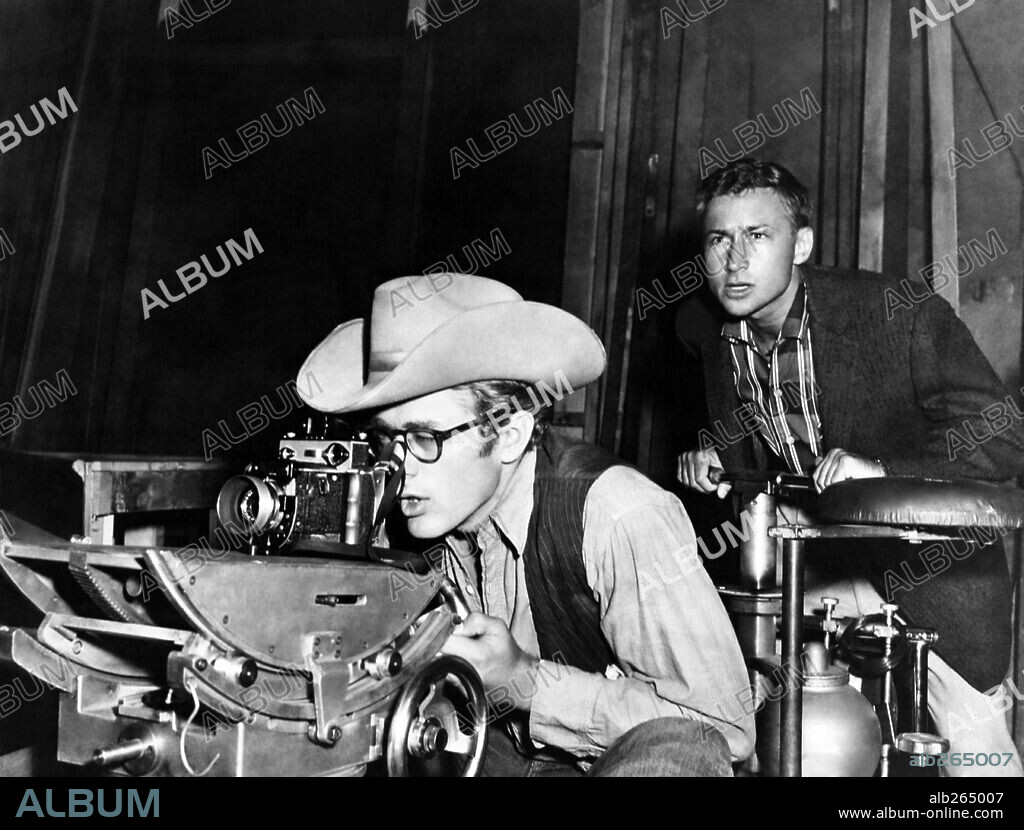 JAMES DEAN y NICK ADAMS en GIGANTE, 1956 (GIANT), dirigida por GEORGE STEVENS. Copyright WARNER BROTHERS.