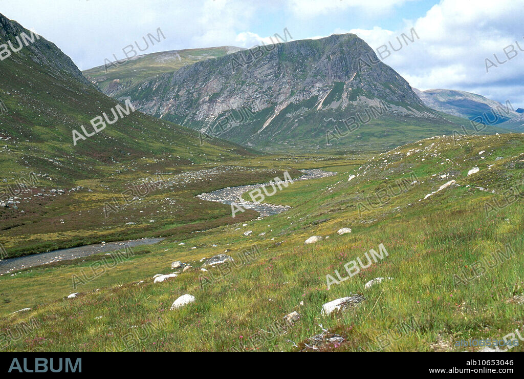 Typical glaciated landforms with u-shaped valley below The Devil's Point between Glen Dee and Glen Geusachan with the River Dee in its youth, Caingorm Mountains, Scottish Highlands, UK.