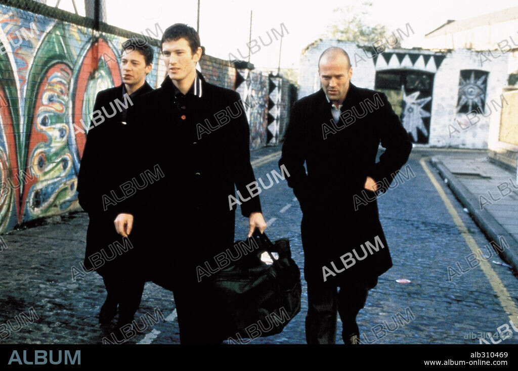DEXTER FLETCHER, JASON STATHAM and NICK MORAN in TWO SMOKING BARRELS, 1998 (LOCK, STOCK, AND TWO SMOKING BARRELS), directed by GUY RITCHIE. Copyright HANDMADE FILMS.