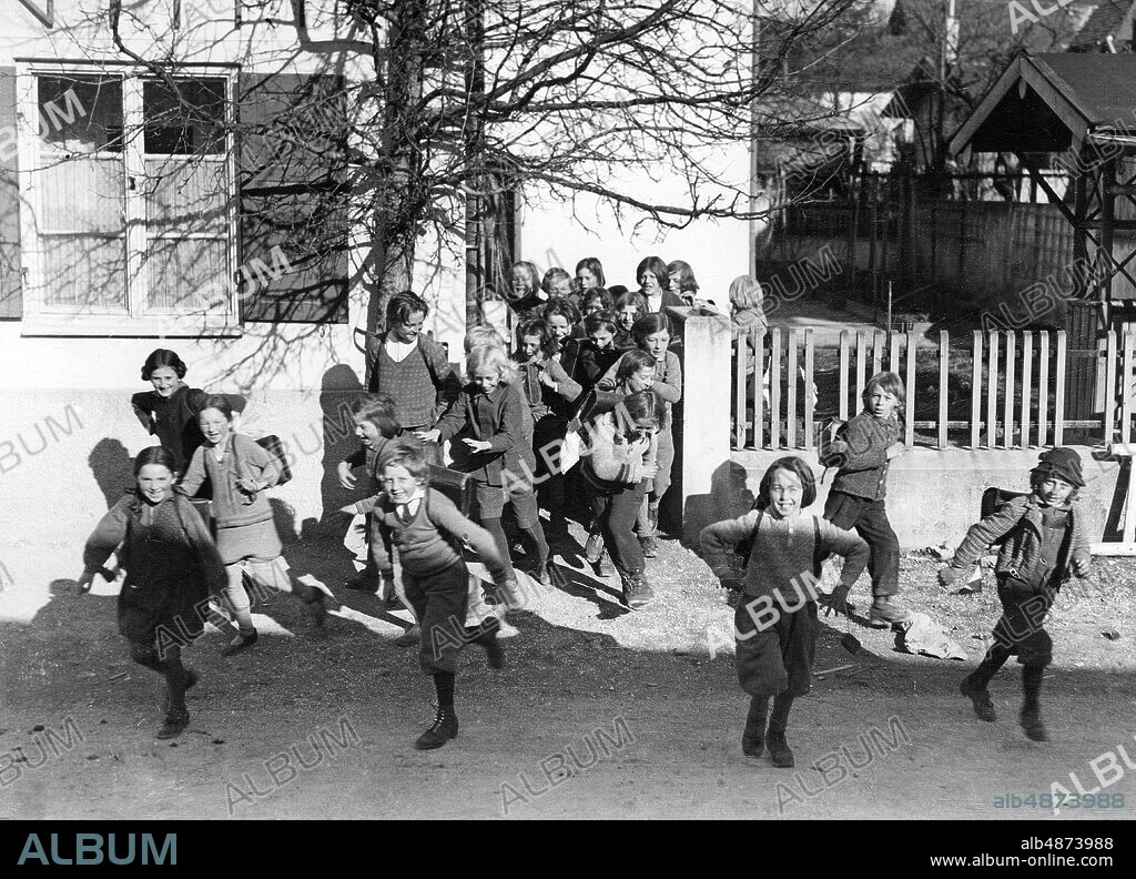 OBERAMMERGAU 1934. OBERAMMERGAU AND ITS PASSION GAMES, THE 300TH  ANNIVERSARY PLAY TIME BEGINS IN MAY THIS YEAR. The smallest teammates, who  already let their hair grow lon - Album alb4873988