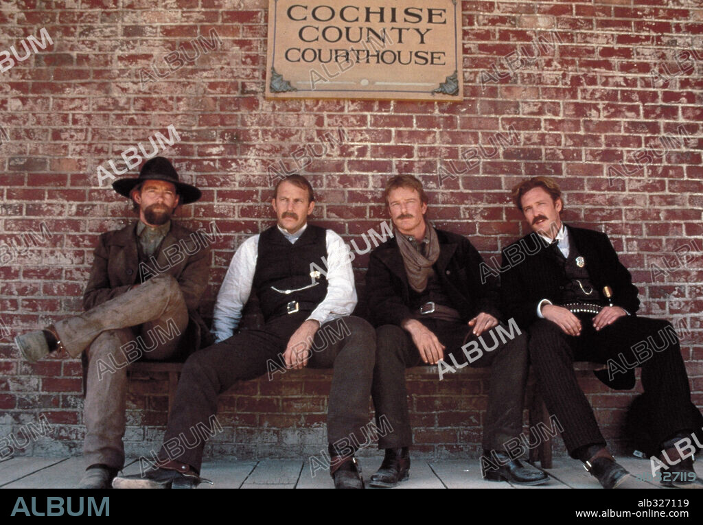 KEVIN COSTNER in WYATT EARP, 1994, directed by LAWRENCE KASDAN. Copyright WARNER BROTHERS / GLASS, BEN.