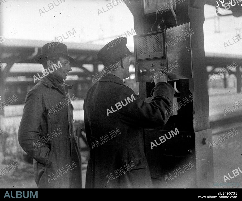 GÖTEBORG 1942-03-26.. Uppsättning av stora högtalare på Centralstationen - här provar man dem. *** Local Caption *** GT Foto: Kamerareportage / TT / Kod: 2524.