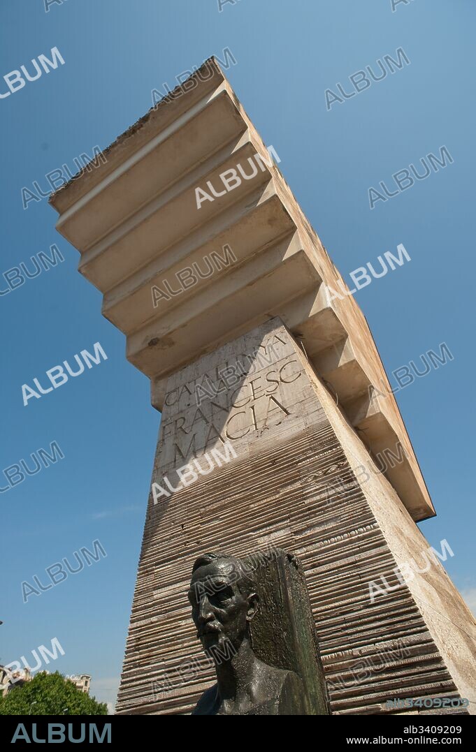 Josep Maria Subirachs / "Monument to Francesc Macià (oblique frontal view, low plane)", 1991, Sculpture, 9,11 x 3,66 x 7,95 m, (bust: 2,29 x 0,42 x 0,53 m).